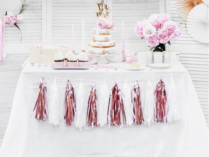 Partydeco Girlande Quasten 1.5 m, 12 Pompons, Weiss
