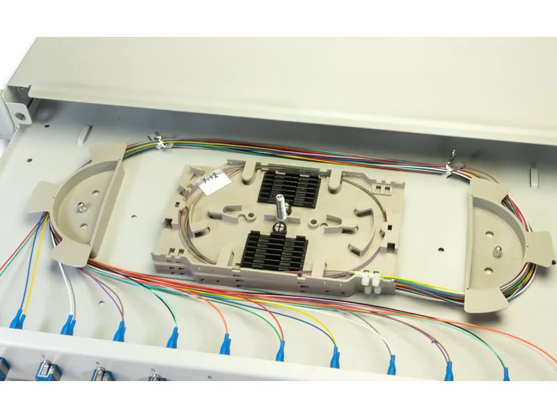 Lightwin Spleissbox 12 Fasern, 6x DLC MM, 50/125µm OM3 Pigtail