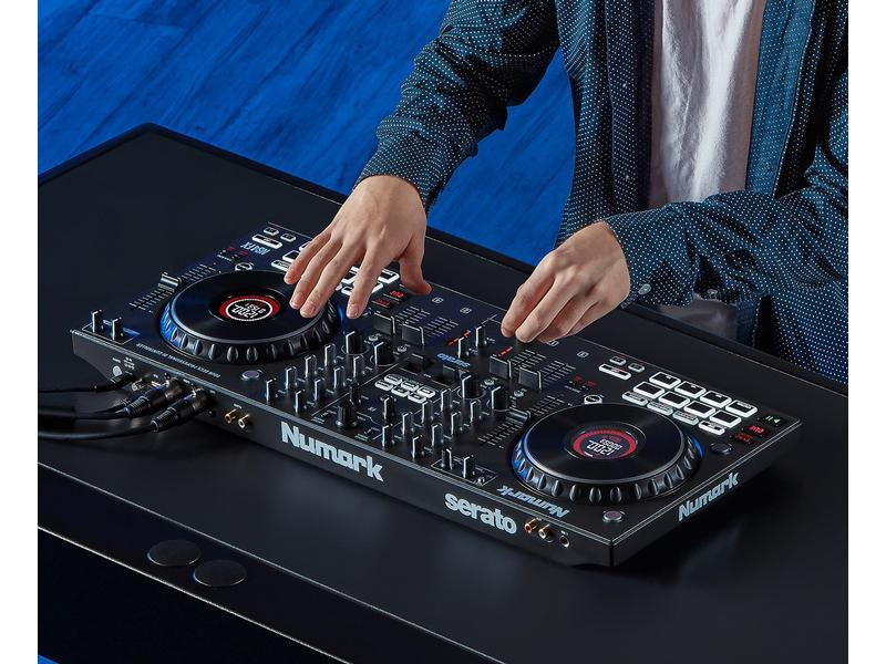 Numark DJ-Controller NS4FX