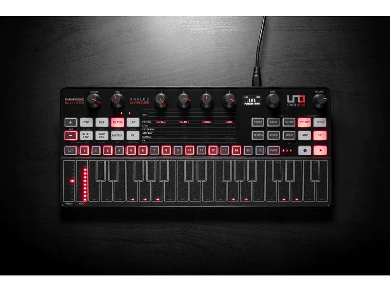 IK Multimedia Synthesizer UNO Synth Pro Desktop - Black Edition