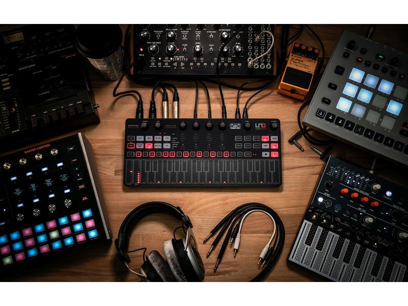 IK Multimedia Synthesizer UNO Synth Pro Desktop - Black Edition