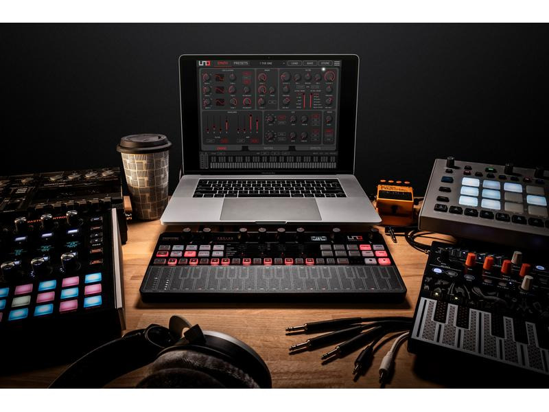 IK Multimedia Synthesizer UNO Synth Pro Desktop - Black Edition