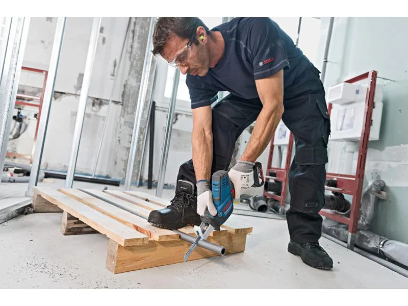 Bosch Professional Akku-Säbelsäge GSA 18V-LI C Solo L-Boxx