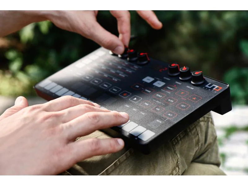 IK Multimedia Synthesizer UNO Synth