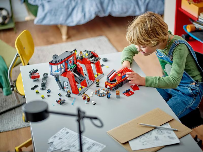 LEGO® City Feuerwehrstation mit Drehleiterfahrzeug 60414