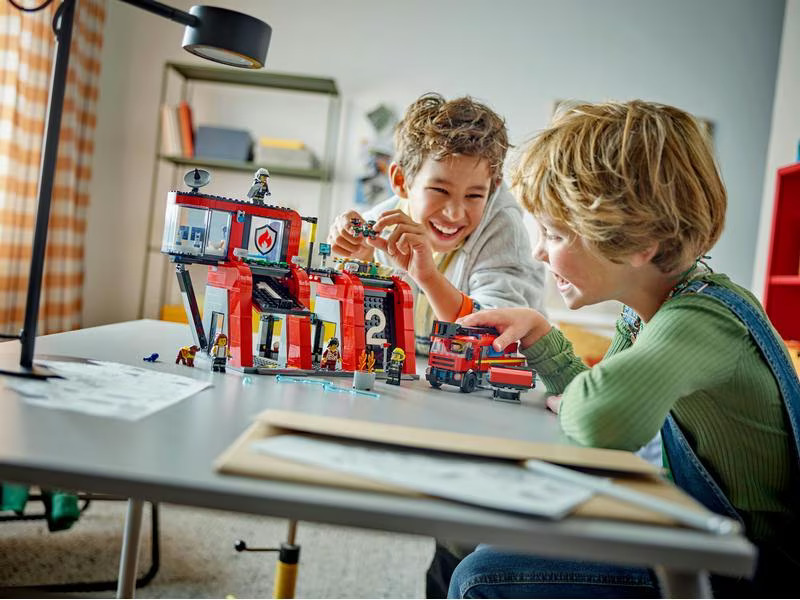 LEGO® City Feuerwehrstation mit Drehleiterfahrzeug 60414