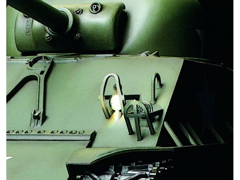 Tamiya Panzer M4 Sherman 105 mm Howitzer Full-Option Bausatz, 1:16