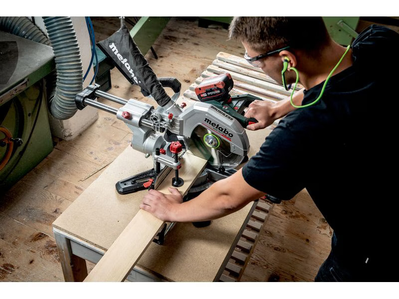Metabo Akku-Kapp- und Gehrungssäge KGS 18 LTX BL, Kit