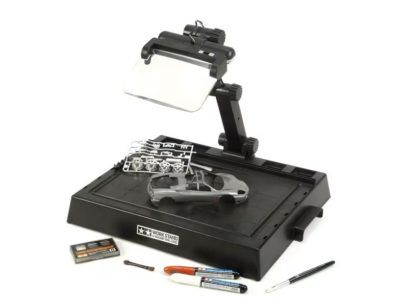 Tamiya Modellbau-Arbeitsstation mit Licht und Lupe